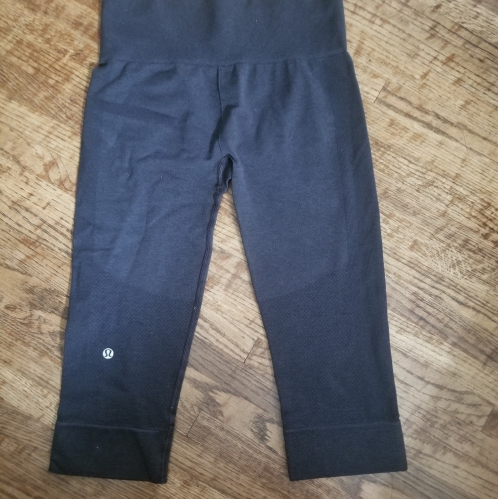 Lululemon Crops - Picture 2 of 3